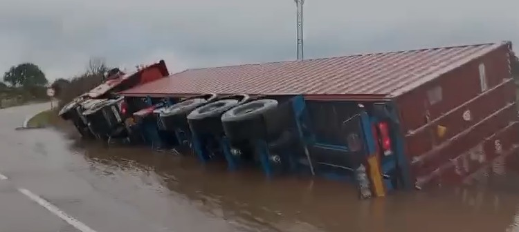 Camión volcado por el temporal