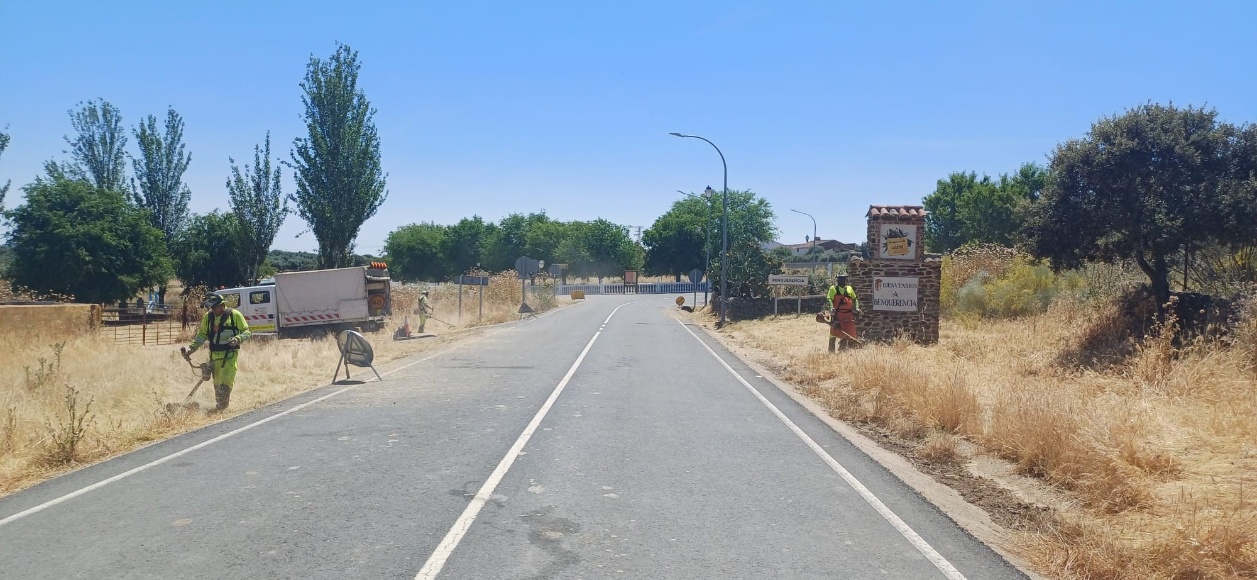 La Diputación de Cáceres realiza una campaña de desbroce en la red provincial de carreteras para prevenir incendios