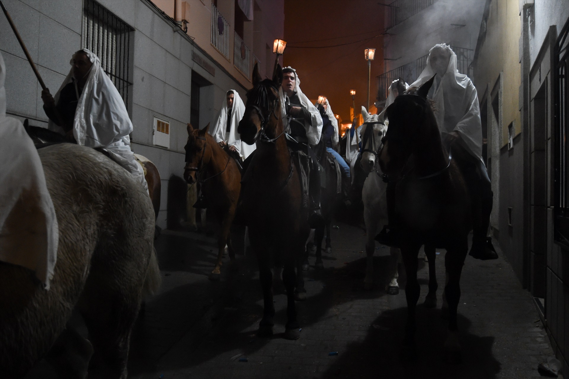 El Mayordomo porta el Estandarte de la Virgen, acompañado de otros jinetes a caballo, durante la fiesta de la Encamisá, 