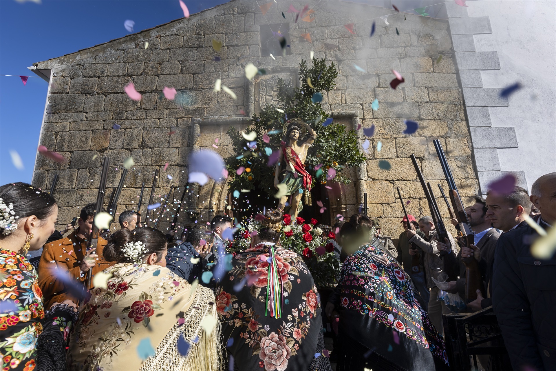 Saint Sebastian enters the church, during the Carantoñas de Acehúche festival. Photo: Jorge Armestar / Europa Press