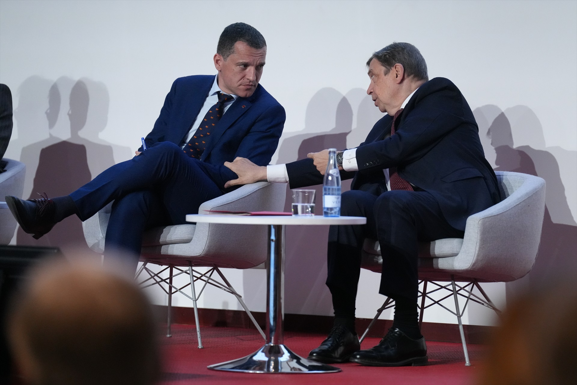 El ministro de Agricultura, Pesca y Alimentación, Luis Planas, ha defendido que el acuerdo Mercosur, que este lunes la Comisión Europea ha anunciado que se aplicará de forma provisional desde el 1 de mayo, es una "gran noticia" que beneficiará tanto al sector agroalimentario español como al del resto de socios. Lo ha dicho este lunes en declaraciones a los medios antes de participar en la inauguración de la II Cumbre Agroalimentaria 'Sistemas alimentarios global.es', en la que ha participado también el conseller de Agricultura de la Generalitat, Òscar Ordeig; el presidente de la Fundación Incyde y de la Cámara de Comercio de España, José Luis Bonet; el presidente de Fira de Barcelona, Pau Relat, y el presidente de Alimentaria, Antoni Llorens. En este sentido, Planas ha afirmado que el pacto comercial da "no sólo una amplitud de mercados", sino que también permite que España se aprovisione, por ejemplo, de soja, un producto fundamental para la alimentación del sector ganadero, y del cual los países del acuerdo son exportadores y España, importadora. También se ha referido a los acuerdos comerciales firmados con India e Indonesia, o a la modernización del acuerdo con México, mercados “tremendamente interesantes”, ha defendido, en los cuales el Gobierno busca posicionar los productos españoles. "Piensen en los 1.400 millones de personas que habitan en India, un país en el que tenemos por ahora poca presencia agroalimentaria, pero donde podemos sin duda continuar trabajando para ampliarla", ha ejemplificado Planas.  Cuatro grandes retos para el sector El titular de Agricultura también ha enumerado que el sector alimentario se enfrenta a cuatro grandes retos: el geopolítico, el comercial, el climático y el de digitalización, y ha mencionado formas de hacer frente a los mismos. Respecto al clima, Planas se ha referido no únicamente a las altas temperaturas y la menor cantidad de lluvias, sino también a los fenómenos climáticos extremos. Ha advertido que el agroalimentario es "uno de los sectores que puede sacar más par