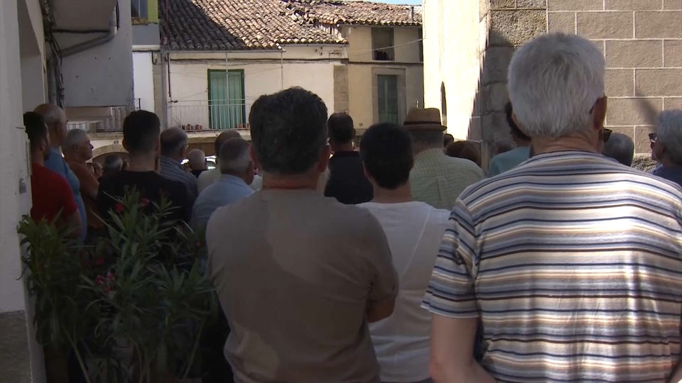 Familiares y vecinos de Aldeanueva del Camino dan el último adiós a María, última víctima de violencia de género