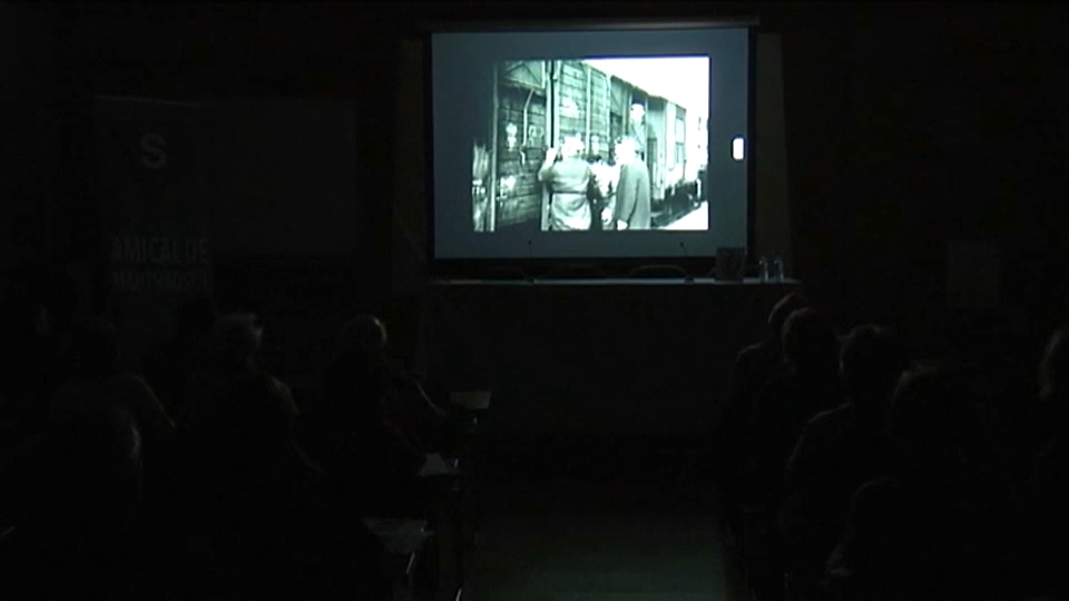 La Delegación de Extremadura de la Amical de Mathausen rendirá un homenaje a los deportados extremeños a los campos de concentración nazis, en varios actos que tendrán lugar la próxima semana en distintas localidades de la región como Azuaga o Cáceres, entre otras.  Cabe recordar que, en reconocimiento a la memoria de las víctimas, el Gobierno de España estableció en 2019 el 5 de mayo como el 'Día de Homenaje a los españoles deportados y fallecidos en Mauthausen y en otros campos y a todas las víctimas del nazismo de España'. Esta fecha coincide con la conmemoración de la liberación en 1945 del campo de concentración de Mauthausen (Austria), en el que muchos españoles sufrieron las atrocidades del régimen nazi.  En Extremadura, la Amical de Matahusen desarrolla desde 2016 varias actividades, sobre todo en el ámbito educativo, como las que se han llevado a cabo durante este curso académico 2024/2025 en centros educativos de localidades como Badajoz, Berlanga, Cáceres, Coria, Don Benito, Galisteo, Logrosán, Malpartida de Plasencia, Mérida, Olivenza, San Vicente de Alcántara y Valverde de Leganés.  Así, la próxima semana, en la Casa de la Cultura de Azuaga el martes 6 de mayo (de 10,45 a 12,15 horas), el alumnado de 4º ESO y 1º Bachillerato del IES Bembézar y del IES Miguel Durán homenajearán a los deportados de la Campiña Sur al campo de concentración de Mauthausen y a todos los campos de concentración nazis en general.  Al día siguiente, el miércoles 7 de mayo y a partir de las 10,00 horas, en la calle peatonal Gómez Becerra de Cáceres tendrá lugar el acto en homenaje y recuerdo de los deportados extremeños a los campos de concentración nazis, que se organiza en colaboración con el Centro de Educación de Personas Adultas (CEPA) de Cáceres.  Durante esta semana, se desarrollarán en el CEPA de Cáceres diversas actividades, como exposiciones, muestras de libros y conferencias, con el objetivo de concienciar a la comunidad educativa y a la sociedad en general sobre esta parte de la historia.  Todas estas iniciativas b