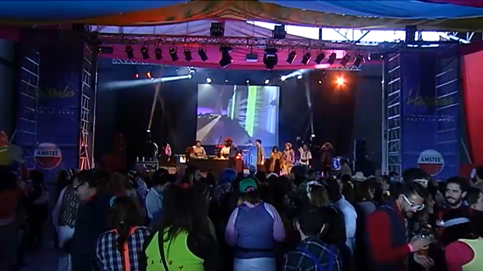 El grupo Nancys Rubias, con Mario Vaquerizo a la cabeza, volverá al festival Horteralia de Cáceres, que se celebrará los días 24 y 25 de octubre en el recinto ferial cacereño. Lo hará un año después del grave accidente que sufrió en este mismo certamen al bajarse de una plataforma giratoria y caer desde el escenario a más de dos metros de altura.  Así, Mario Vaquerizo y sus Nancys Rubias vuelven a Cáceres para acabar el concierto que no pudieron terminar el año pasado por su aparatosa caída desde el escenario, y para actuar junto a otros quince artistas que configuran la oferta del festival.  Y es que la organización del certamen ha confirmado también otros nombres del cartel como OBK, Raúl, Natalia y Las Supremas de Móstoles que se unen a los ya anunciados como Fangoria, Azúcar Moreno, Sofía Cristo, Rocío Saiz, La Década Prodigiosa, Jota Carajota, KUVE, Roser, Putilatex y los djs Cherri Coke y Roi Porto.  En su nueva entrega, el evento prevé reunir a más de 5.000 hortefans llegados de toda España, "dispuestos a celebrar, sin prejuicios, dos días de música, color y diversidad", informa la organización.  Encabezando el cartel se encuentra Fangoria, el icónico dúo formado por Alaska y Nacho Canut, que se estrena en el escenario de Horteralia con su potente directo y sus himnos generacionales. Junto a ellos, Azúcar Moreno aportará su energía racial y flamenca en un show que hará vibrar a los hortefans.  A estos grandes nombres se suman ahora nuevas incorporaciones que amplían y enriquecen el cartel con una variedad de estilos, generaciones y personalidades. Entre ellas, destacan Raúl, con sus clásicos del pop romántico de los 2000; OBK, leyenda viva del techno-pop español; Natalia (OT) y Roser, iconos televisivos convertidos en referentes del pop nacional; y artistas comprometidos como Rocío Saiz o la drag Jota Carajota, que aportarán una potente carga escénica y reivindicativa.  El cartel se completa con actuaciones de Sofía Cristo, Las Supremas de Móstoles, La Década Prodigiosa, KUVE, Putilatex, que da su primer c