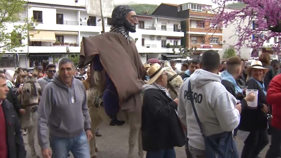 La quema del Judas llena de visitantes Cabezuela del Valle