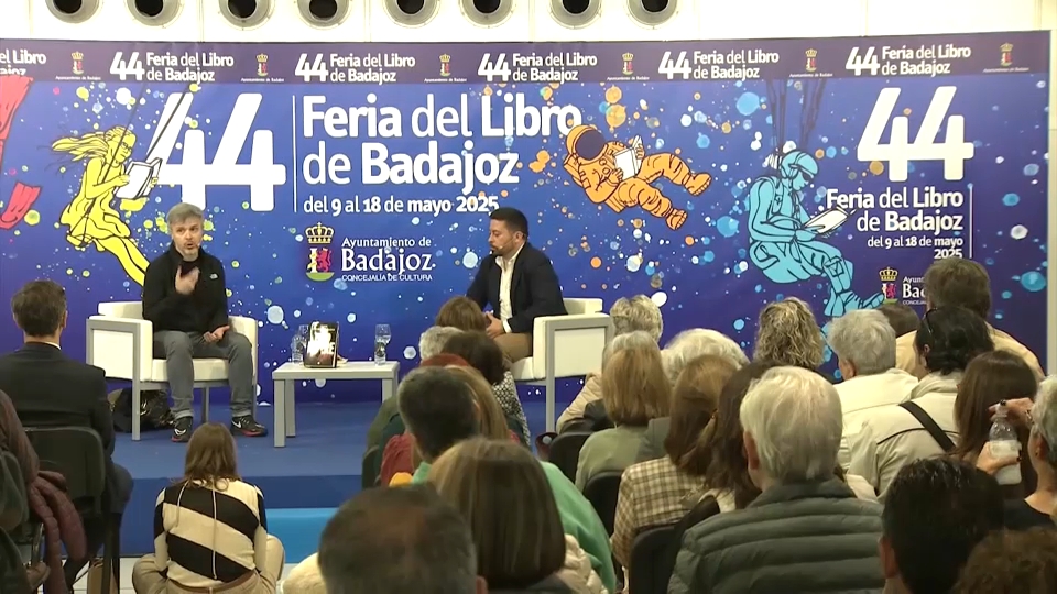Juan Gómez Jurado abarrota la Feria del Libro de Badajoz 