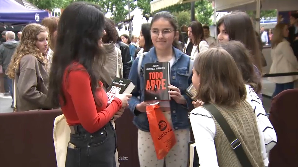 Juan Gómez Jurado abarrota la Feria del Libro de Badajoz 