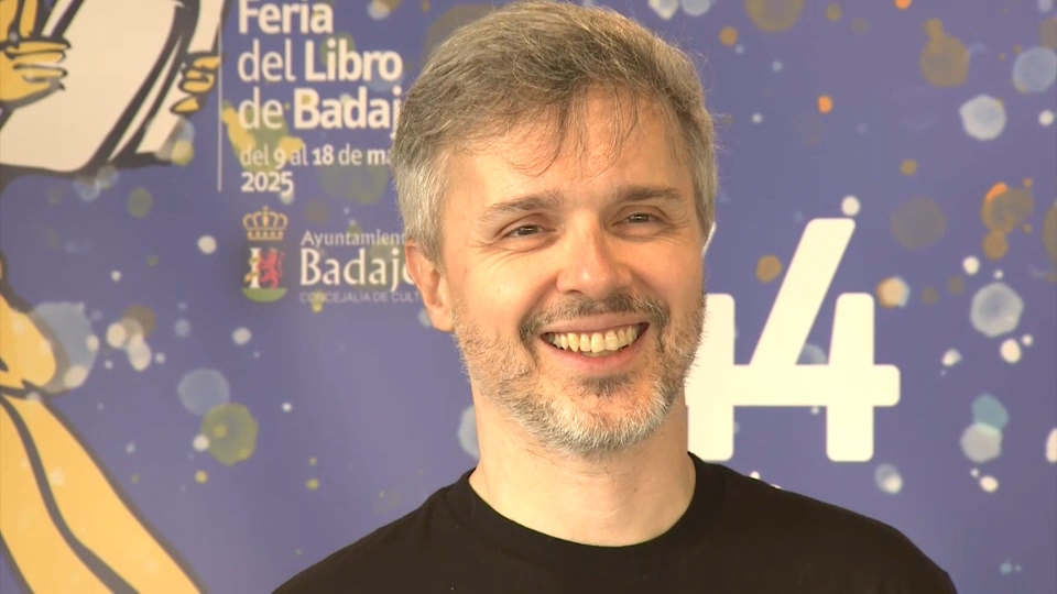 Juan Gómez Jurado abarrota la Feria del Libro de Badajoz 