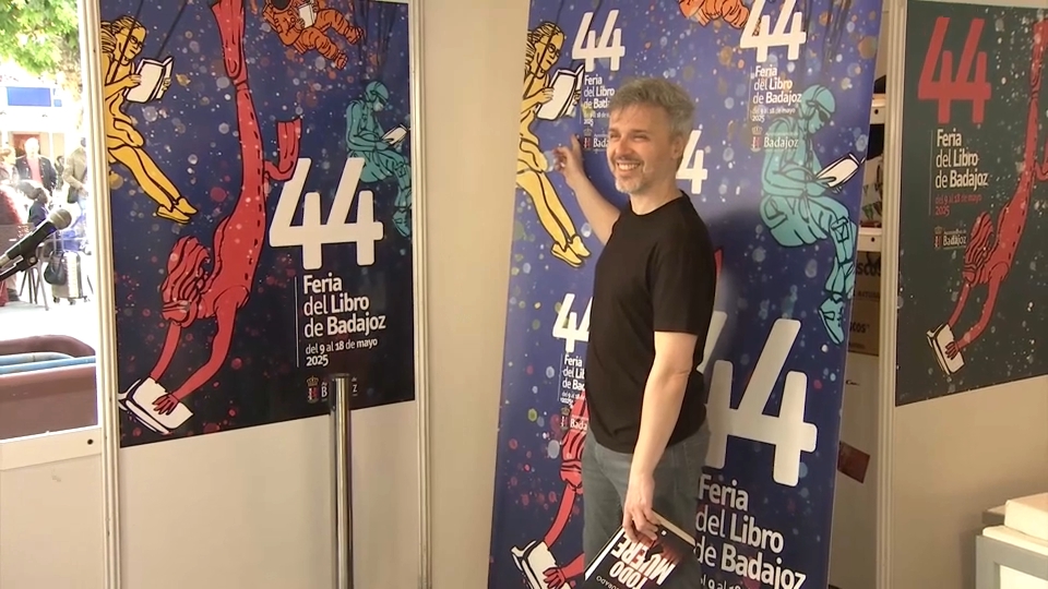Juan Gómez Jurado abarrota la Feria del Libro de Badajoz 