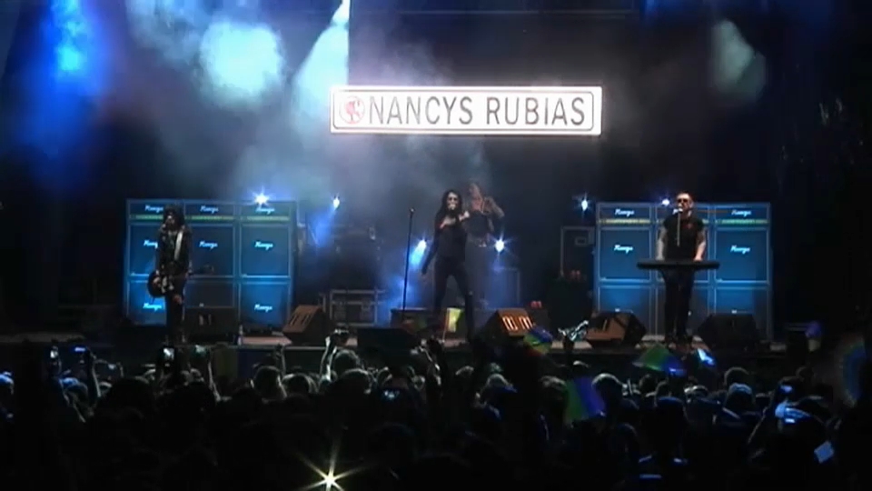El grupo Nancys Rubias, con Mario Vaquerizo a la cabeza, volverá al festival Horteralia de Cáceres, que se celebrará los días 24 y 25 de octubre en el recinto ferial cacereño. Lo hará un año después del grave accidente que sufrió en este mismo certamen al bajarse de una plataforma giratoria y caer desde el escenario a más de dos metros de altura.  Así, Mario Vaquerizo y sus Nancys Rubias vuelven a Cáceres para acabar el concierto que no pudieron terminar el año pasado por su aparatosa caída desde el escenario, y para actuar junto a otros quince artistas que configuran la oferta del festival.  Y es que la organización del certamen ha confirmado también otros nombres del cartel como OBK, Raúl, Natalia y Las Supremas de Móstoles que se unen a los ya anunciados como Fangoria, Azúcar Moreno, Sofía Cristo, Rocío Saiz, La Década Prodigiosa, Jota Carajota, KUVE, Roser, Putilatex y los djs Cherri Coke y Roi Porto.  En su nueva entrega, el evento prevé reunir a más de 5.000 hortefans llegados de toda España, "dispuestos a celebrar, sin prejuicios, dos días de música, color y diversidad", informa la organización.  Encabezando el cartel se encuentra Fangoria, el icónico dúo formado por Alaska y Nacho Canut, que se estrena en el escenario de Horteralia con su potente directo y sus himnos generacionales. Junto a ellos, Azúcar Moreno aportará su energía racial y flamenca en un show que hará vibrar a los hortefans.  A estos grandes nombres se suman ahora nuevas incorporaciones que amplían y enriquecen el cartel con una variedad de estilos, generaciones y personalidades. Entre ellas, destacan Raúl, con sus clásicos del pop romántico de los 2000; OBK, leyenda viva del techno-pop español; Natalia (OT) y Roser, iconos televisivos convertidos en referentes del pop nacional; y artistas comprometidos como Rocío Saiz o la drag Jota Carajota, que aportarán una potente carga escénica y reivindicativa.  El cartel se completa con actuaciones de Sofía Cristo, Las Supremas de Móstoles, La Década Prodigiosa, KUVE, Putilatex, que da su primer c