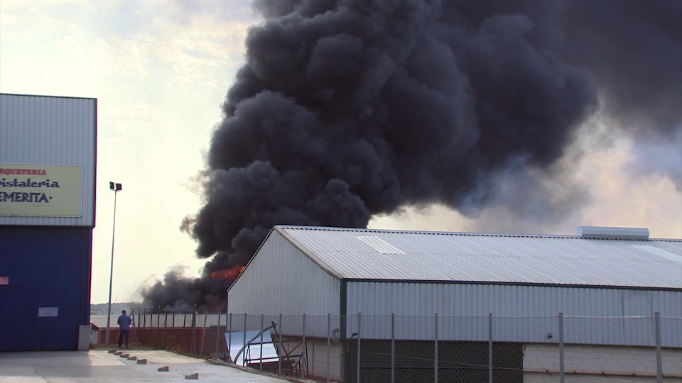 Dos semanas después el fuego en dos naves de Mérida aún no ha sido completamente extinguido
