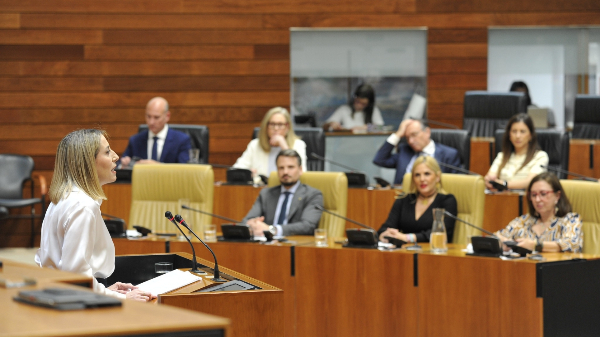María Guardiola en la Asamblea de Extremadura