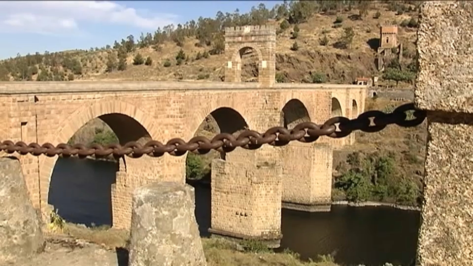 El puente de Alcántara fue mandado construir por el Emperador Trajano y es una de las obras de ingeniería más importante de la Hispania romana.