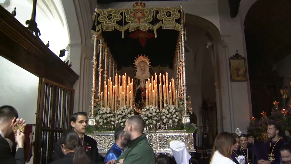 La lluvia ha condicionado los actos procesionales del Viernes Santo