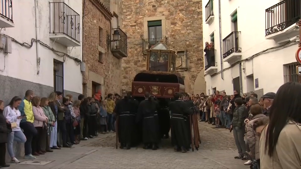 La lluvia ha condicionado los actos procesionales del Viernes Santo