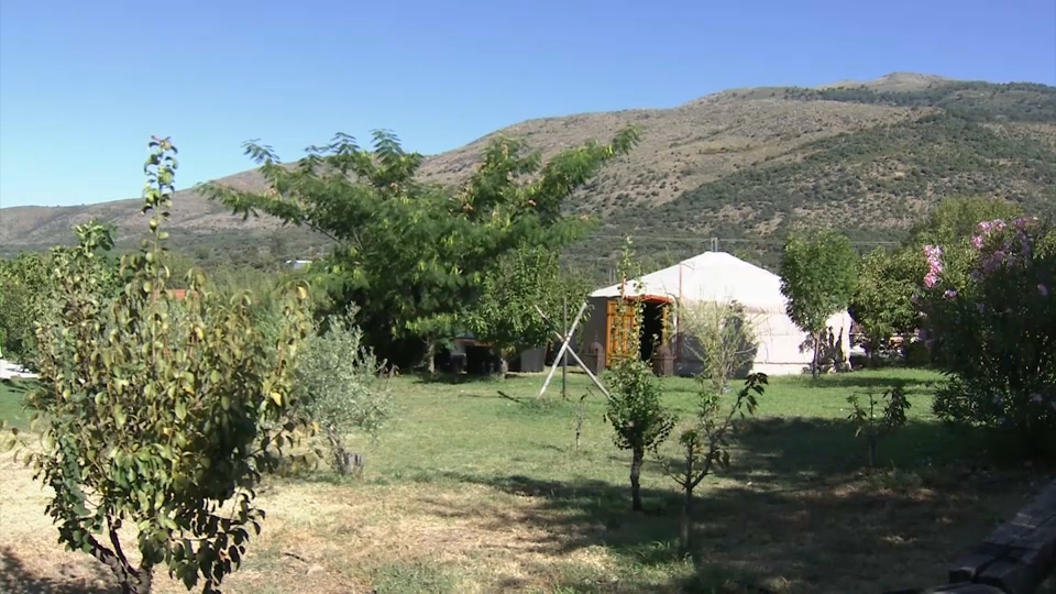 El turismo rural extremeño espera una ocupación del 90 por ciento en la Semana Santa 2025, tomando como referencia las tres noches principales de esta celebración, es decir del 17 al 20 de abril, y según encuestas realizadas en las provincias de Cáceres y Badajoz.  Se trata de un dato inferior al año pasado, cuando se rondó el 95 por ciento de ocupación, según la Federación Empresarial Extremeña de Turismo Rural (Feextur).  Al respecto, el colectivo añade que de momento apenas se han producido cancelaciones en los alojamientos de turismo rural en Extremadura por la lluvia prevista.