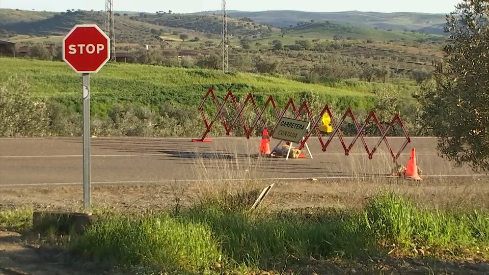 La carretera  BA-079 de Hornachos a Hinojosa del Valle sigue cortada por los daños de la inundación