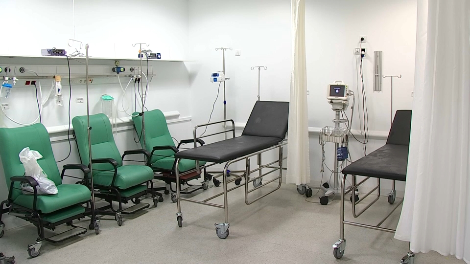 Varios sillones en una sala de un hospital extremeño