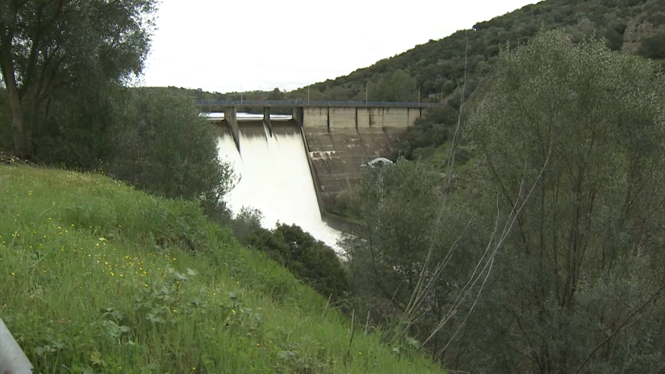 La Confederación Hidrográfica del Guadiana (CHG), ante la preocupación expresada por los vecinos de las Casas Aisladas de Gévora (Badajoz) respecto a la gestión realizada por el organismo de cuenca en relación con los recientes episodios de avenidas de agua en la zona, ha asegurado que el efecto laminador de la presa de Villar del Rey y la vegetación de ribera reducen el riesgo de inundaciones.  De esta forma, en nota de prensa, la CHG ha destacado que el río Gévora, en las proximidades de su desembocadura en la ciudad de Badajoz, recibe aguas de una cuenca de aproximadamente 2.000 km2, que se divide en dos partes "claramente diferenciadas".  Una de ellas es la cuenca del río Zapatón (1.000 km2), regulada por la presa de Villar del Rey, mientras que la otra corresponde al propio río Gévora (1.000 km2), que no está regulado; es decir, no dispone de ninguna presa.  En el caso del río Gévora, el agua circula de acuerdo con las precipitaciones, normalmente con un caudal "bastante elevado" y con un comportamiento "muy virulento". En contraste, el río Zapatón, cuya cuenca también abarca 1.000 km2, tiene su caudal retenido en la presa de Villar del Rey hasta que la misma se llena.  A partir de ese momento, el agua se libera "lentamente" en un proceso natural denominado laminación de avenidas con el objetivo de evitar daños aguas abajo, ha precisado la Confederación Hidrográfica del Guadiana.  Así, mientras el río Gévora descarga el caudal que recibe de su cuenca con toda su intensidad, la presa de Villar del Rey acumula aproximadamente la misma cantidad de agua, pero lo hace de manera controlada, liberándola paulatinamente cuando ha pasado "lo más crítico del caudal procedente del río Gévora".  Los caudales que se liberan desde la presa de Villar del Rey suelen ser del orden de los 40 m3/s, un caudal que "no genera perjuicio ni al propio río Zapatón ni al río Gévora".  En lo que respecta a la alusión que los vecinos hacen a la "suciedad del cauce", se recuerda que los ríos, salvo circunstancias especiales de vertidos an