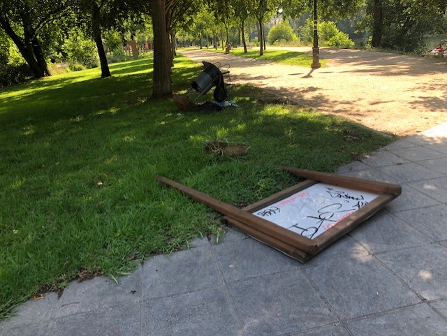 Mobiliario urbano roto.