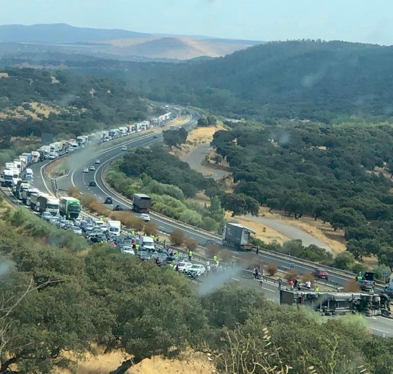 Imagen de la caravana originada por el accidente