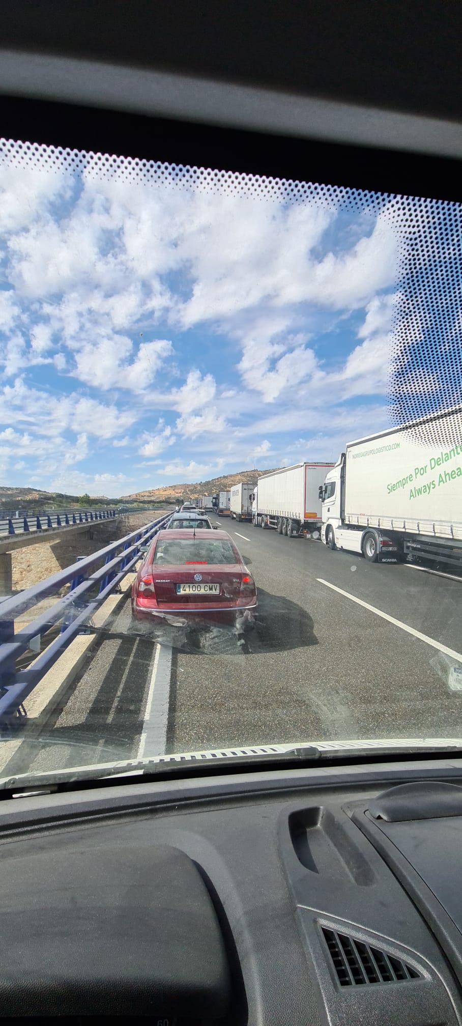 Imagen de la caravana originada por el accidente | Héctor Girón