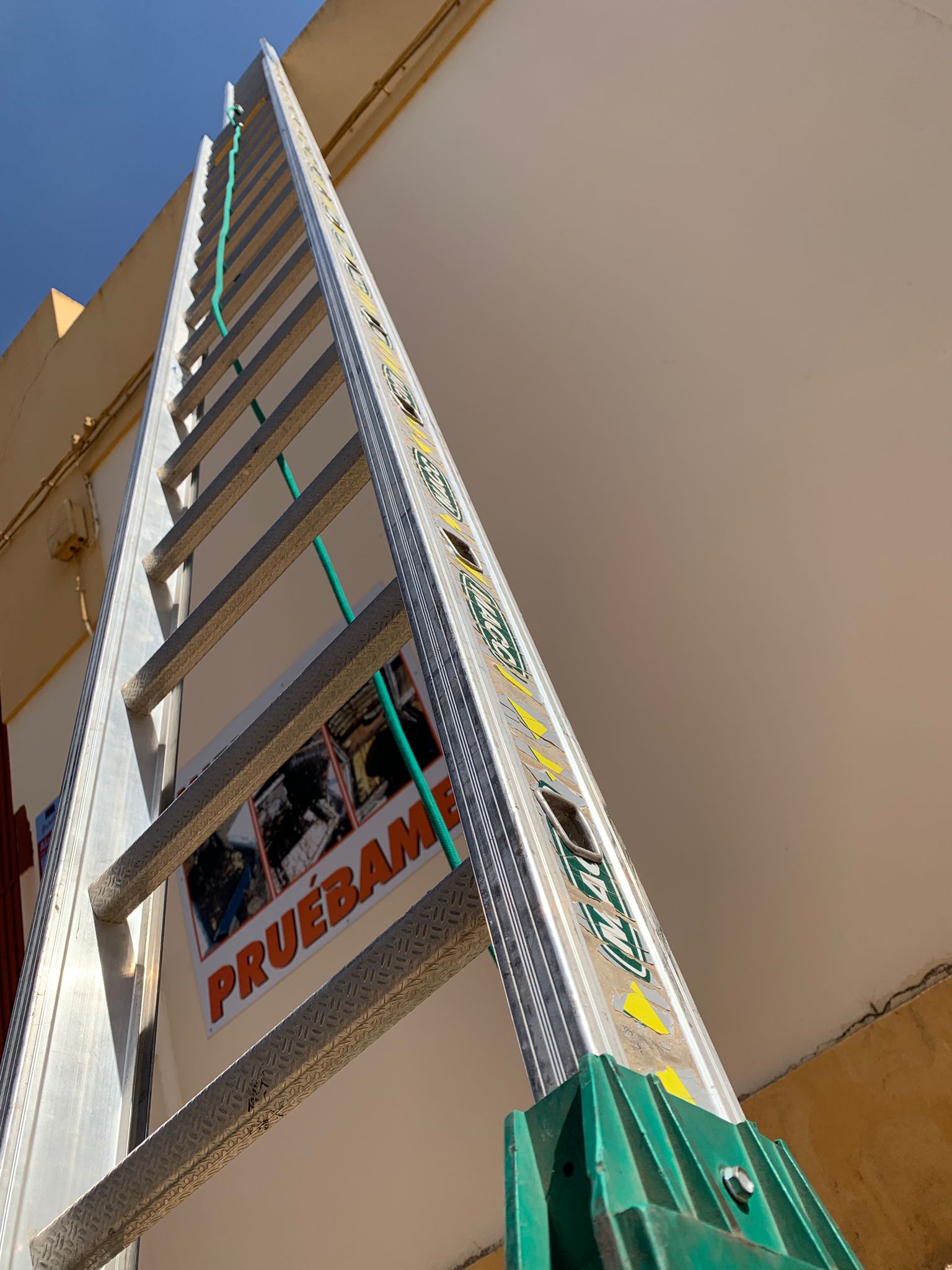 Nave de Almendralejo donde se ha producido el accidente laboral