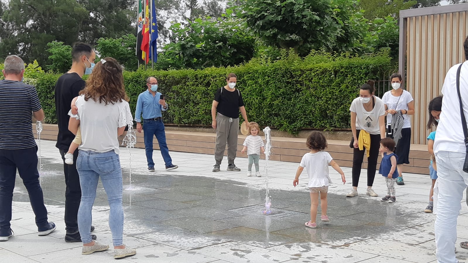 Fuente con chorros para refrescar el ambiente