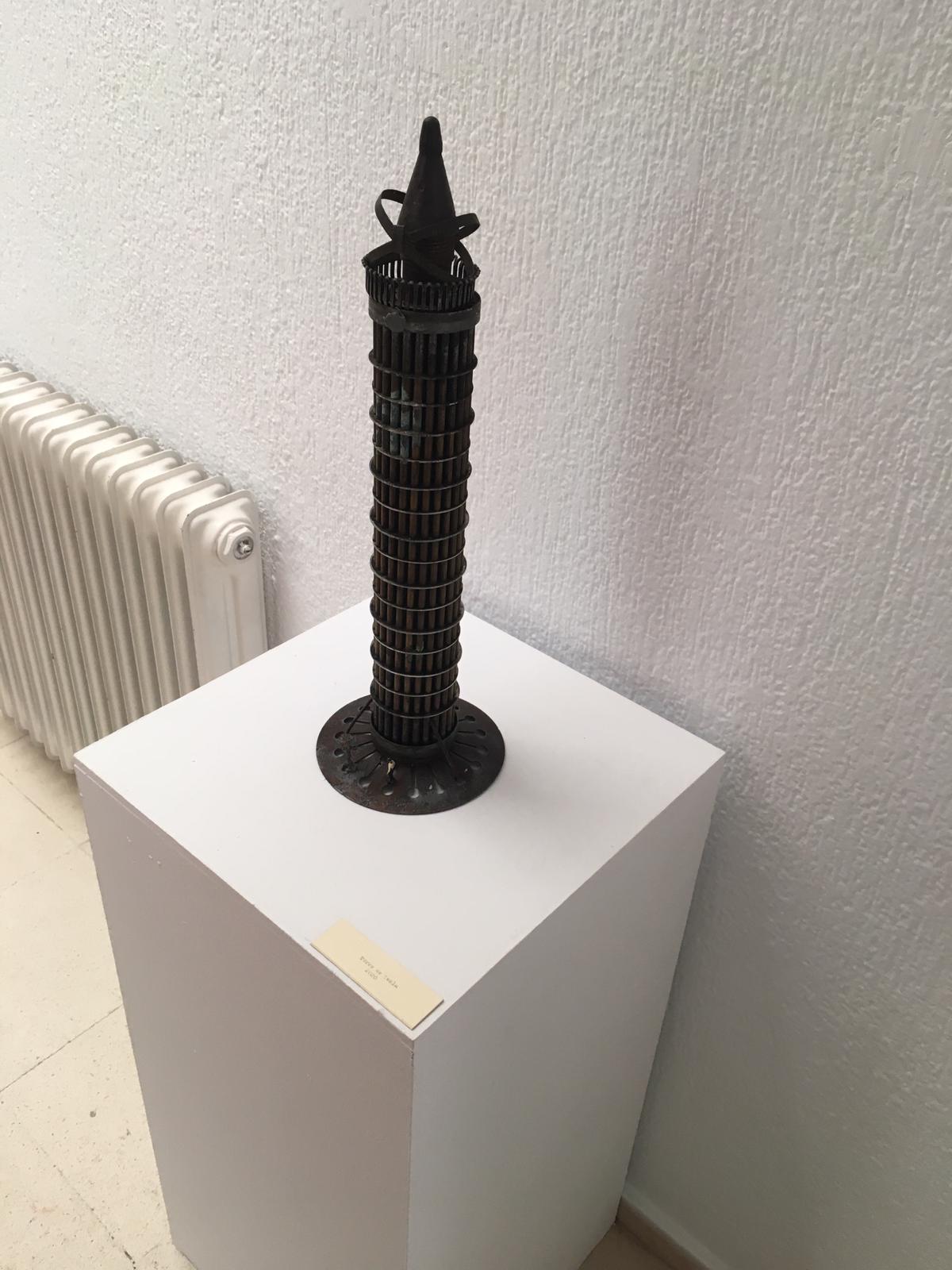 Escultura con la espoleta desactivada por los TEDAX en la parte superior