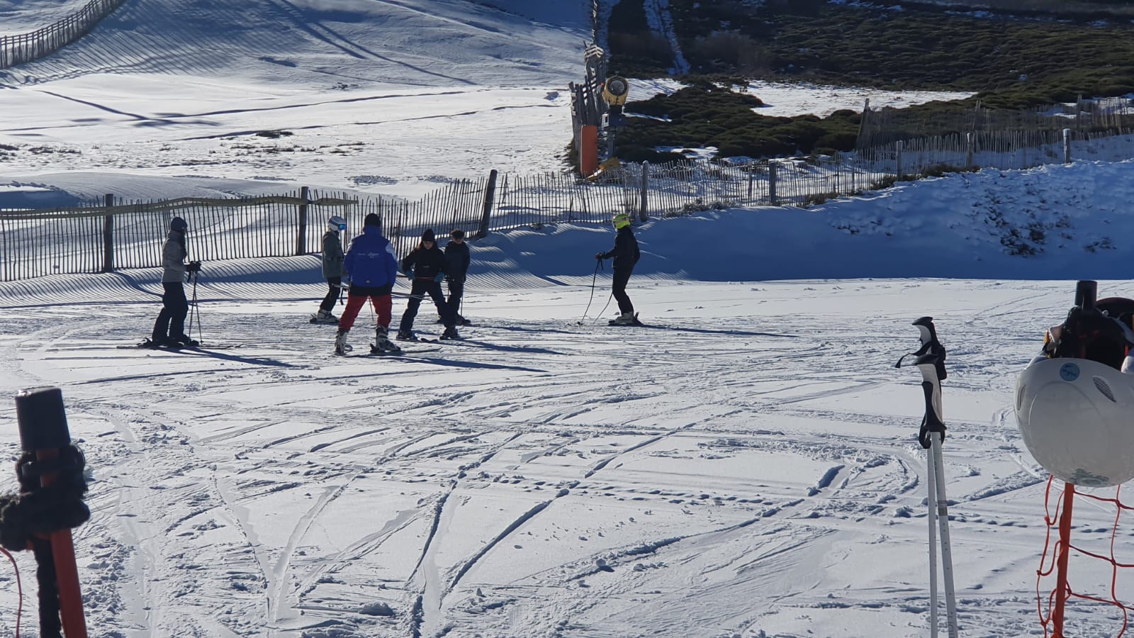 Esquiadores disfrutando de la nieve