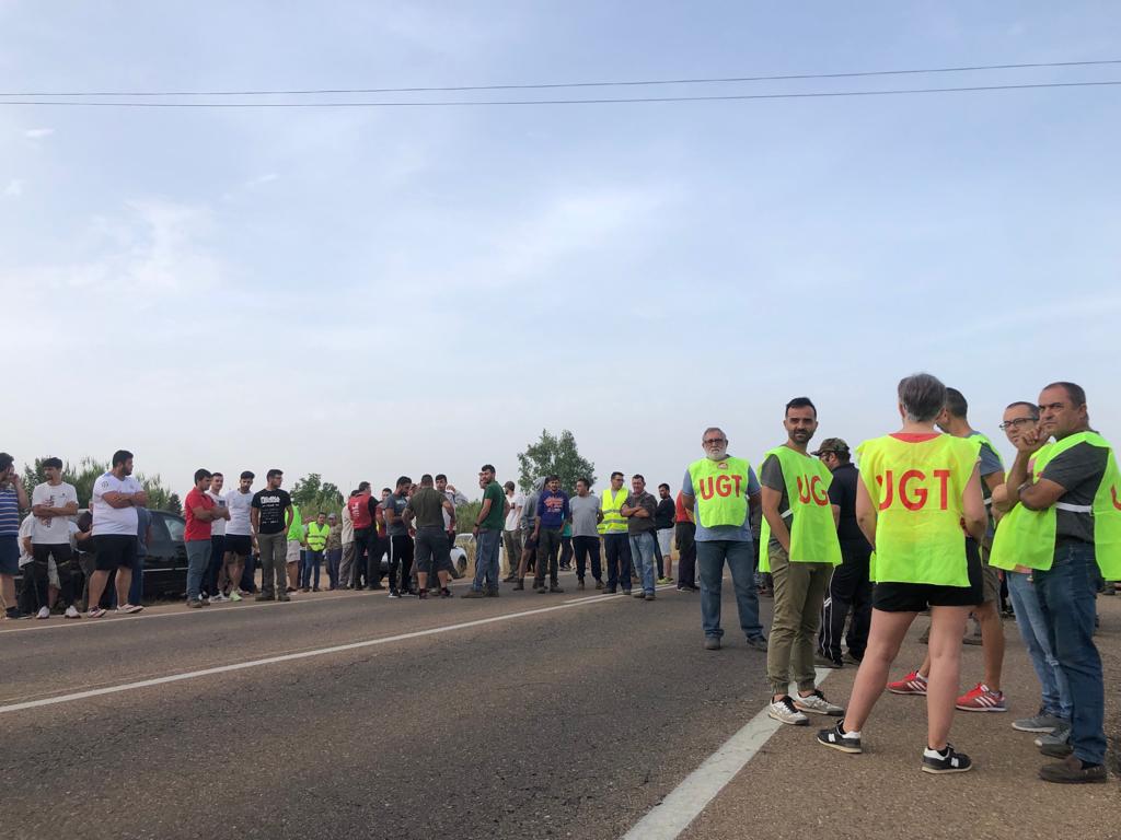 Delegados sindicales y manifestantes en la carretera de acceso a la Finca La Adelantada