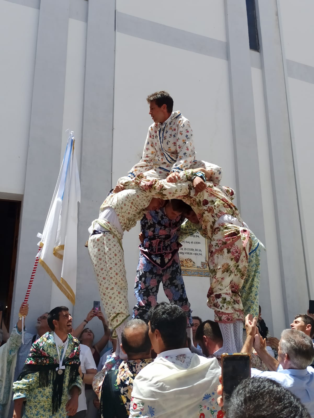 Torre humana instantes antes de entrar en la iglesia