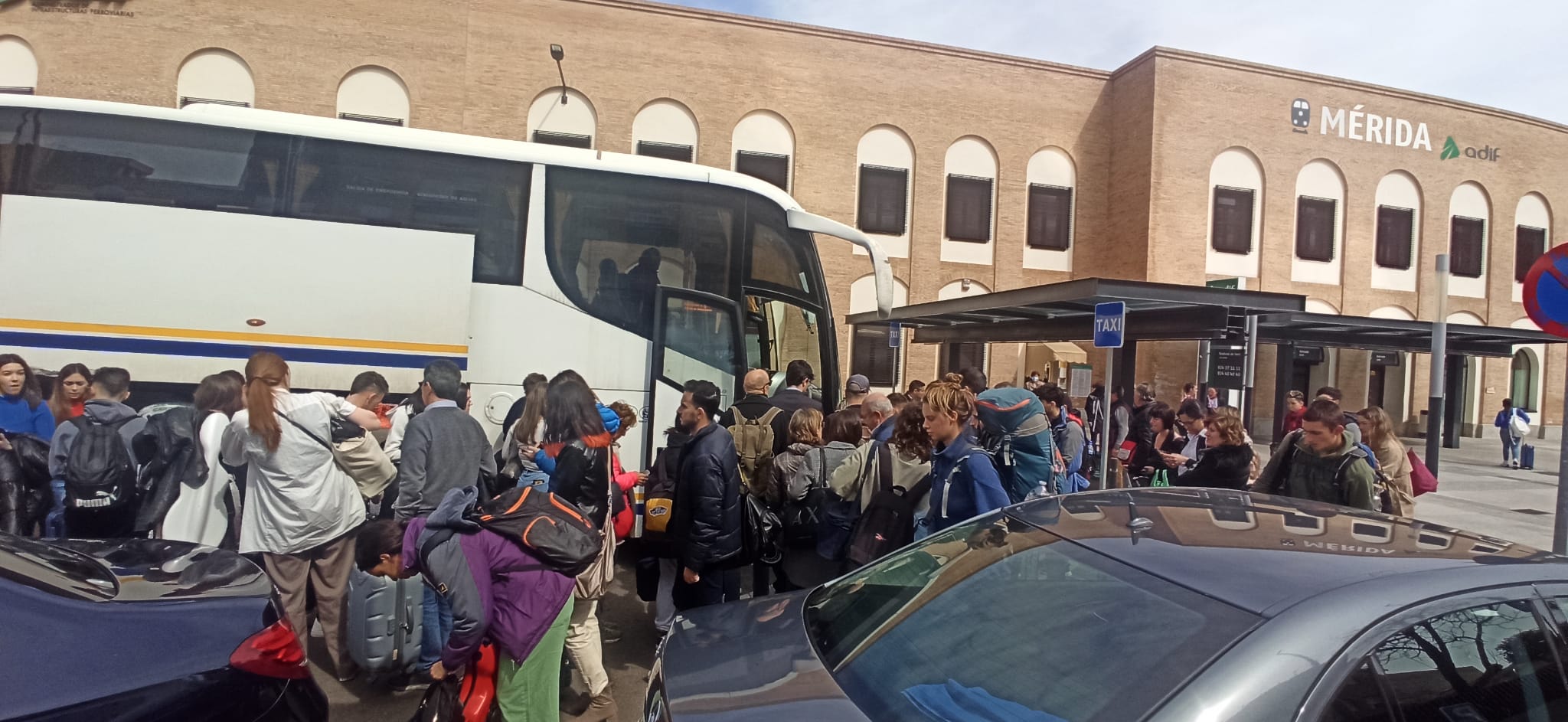 viajeros haciendo trasbordo de autobús en Mérida