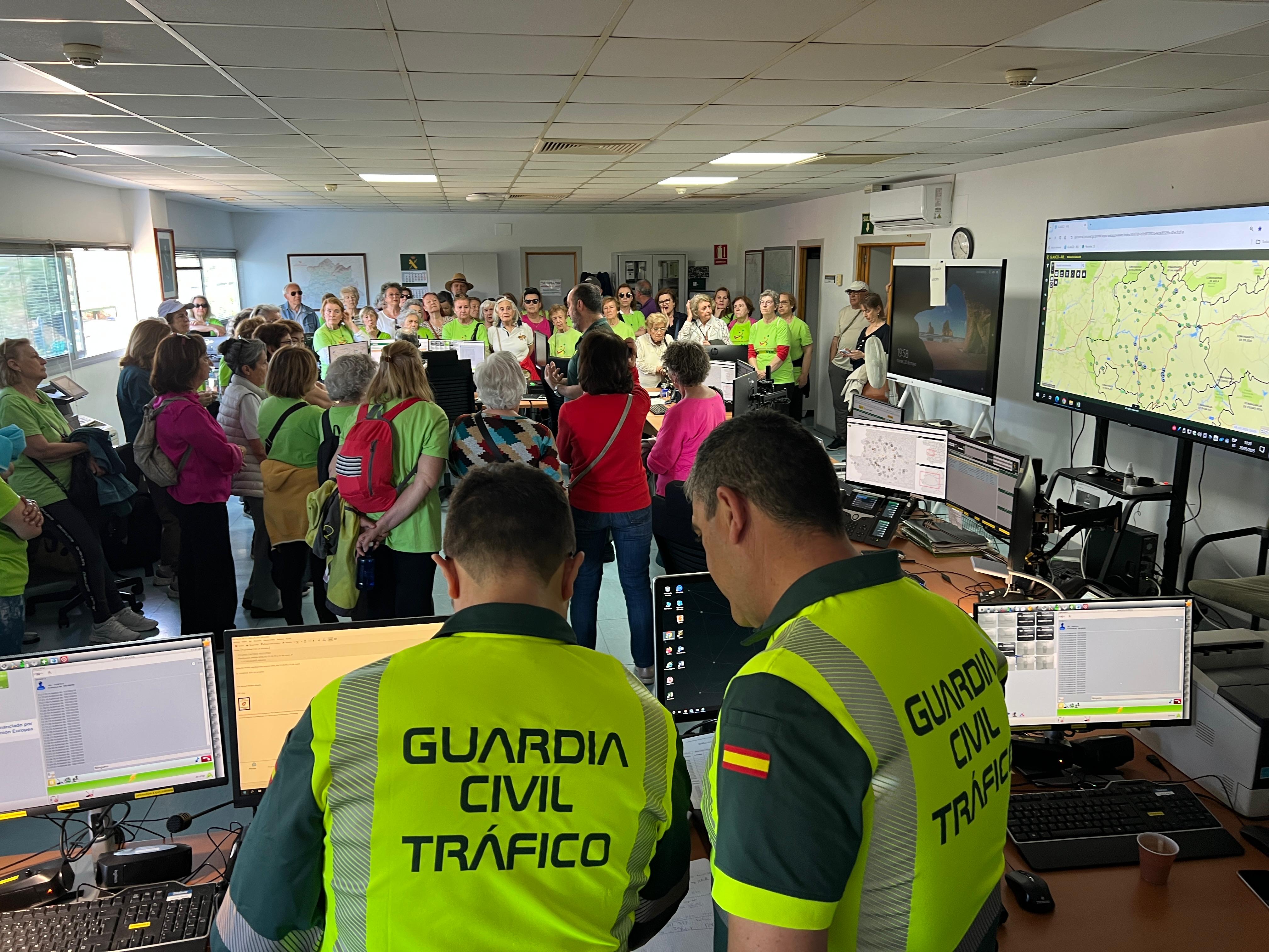 Más de 300 personas asisten a la exhibición de la Guardia Civil de Cáceres dirigida a personas mayores