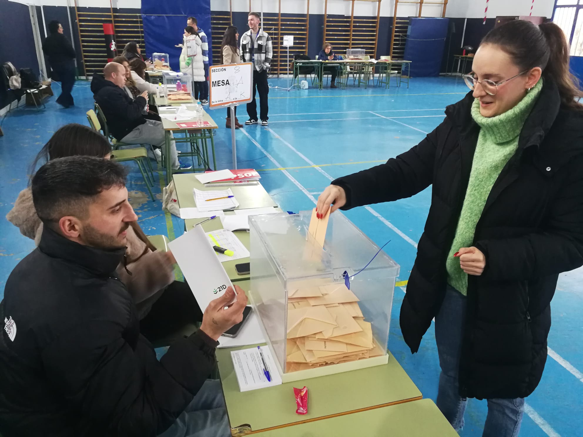 Mujer votando en el Instituto Saenz de Buruaga de Mérida