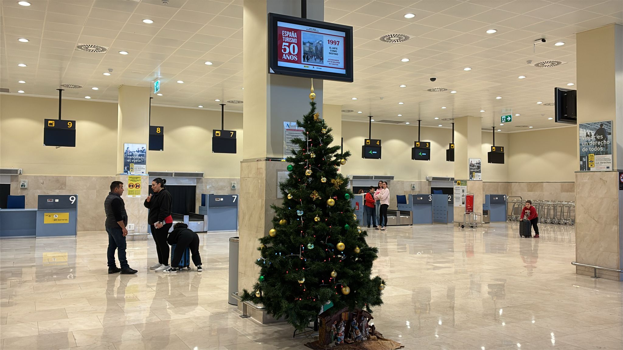 Viajeros esperando en el aeropuerto de Badajoz