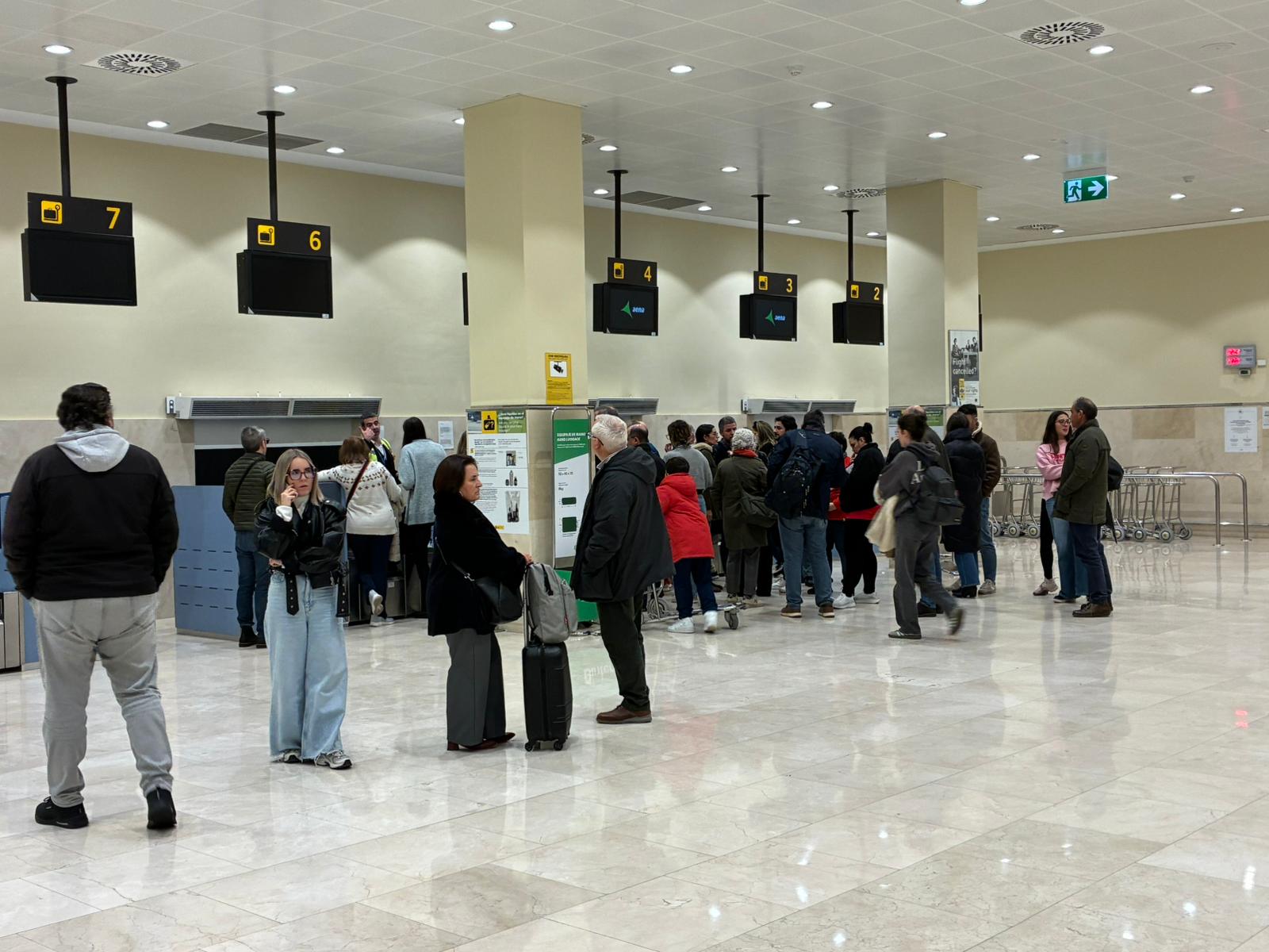 Pasajeros esperando a ser llevados a Sevilla en autobús