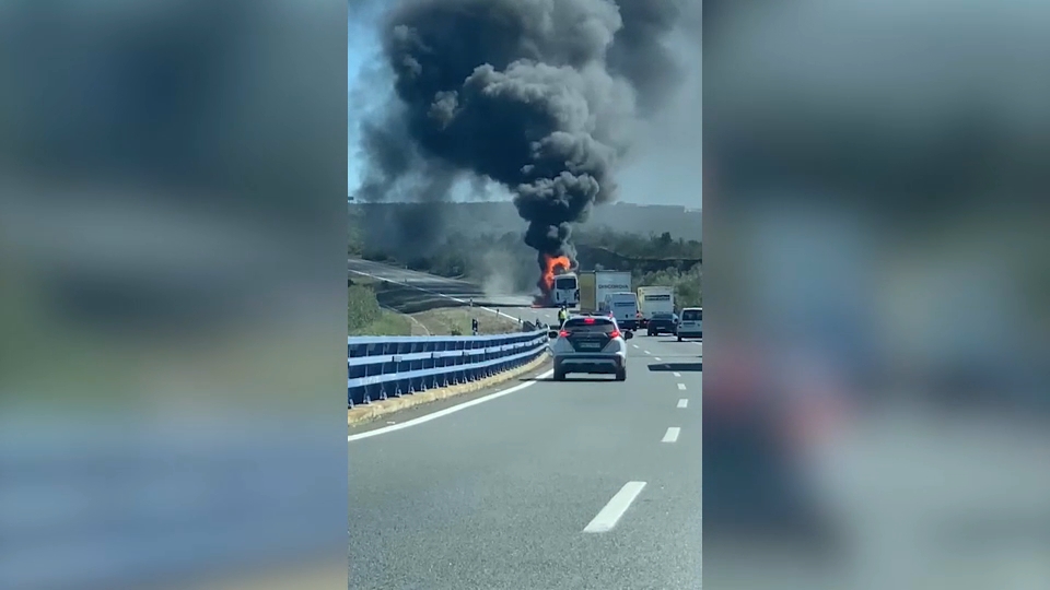 Un microbús que transportaba a un equipo de fútbol sale ardiendo en la A-66 a altura de Hinojal