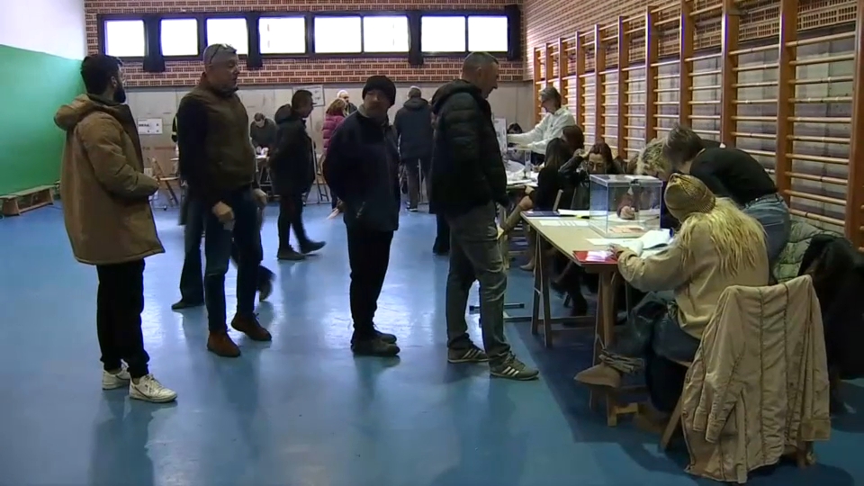 Extremeños votando durante las elecciones del domingo, 21 de diciembre de 2025