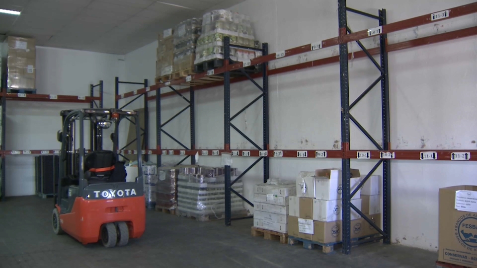 Estanterías vacías en el Banco de Alimentos de Badajoz