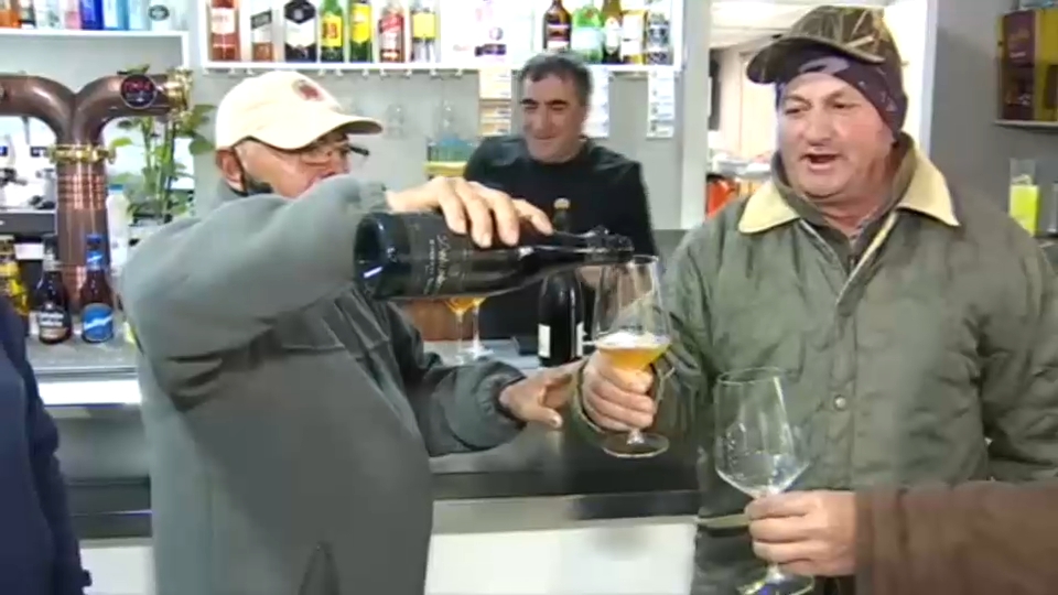 Pedro invita a sus amigos a un brindis por su hijo