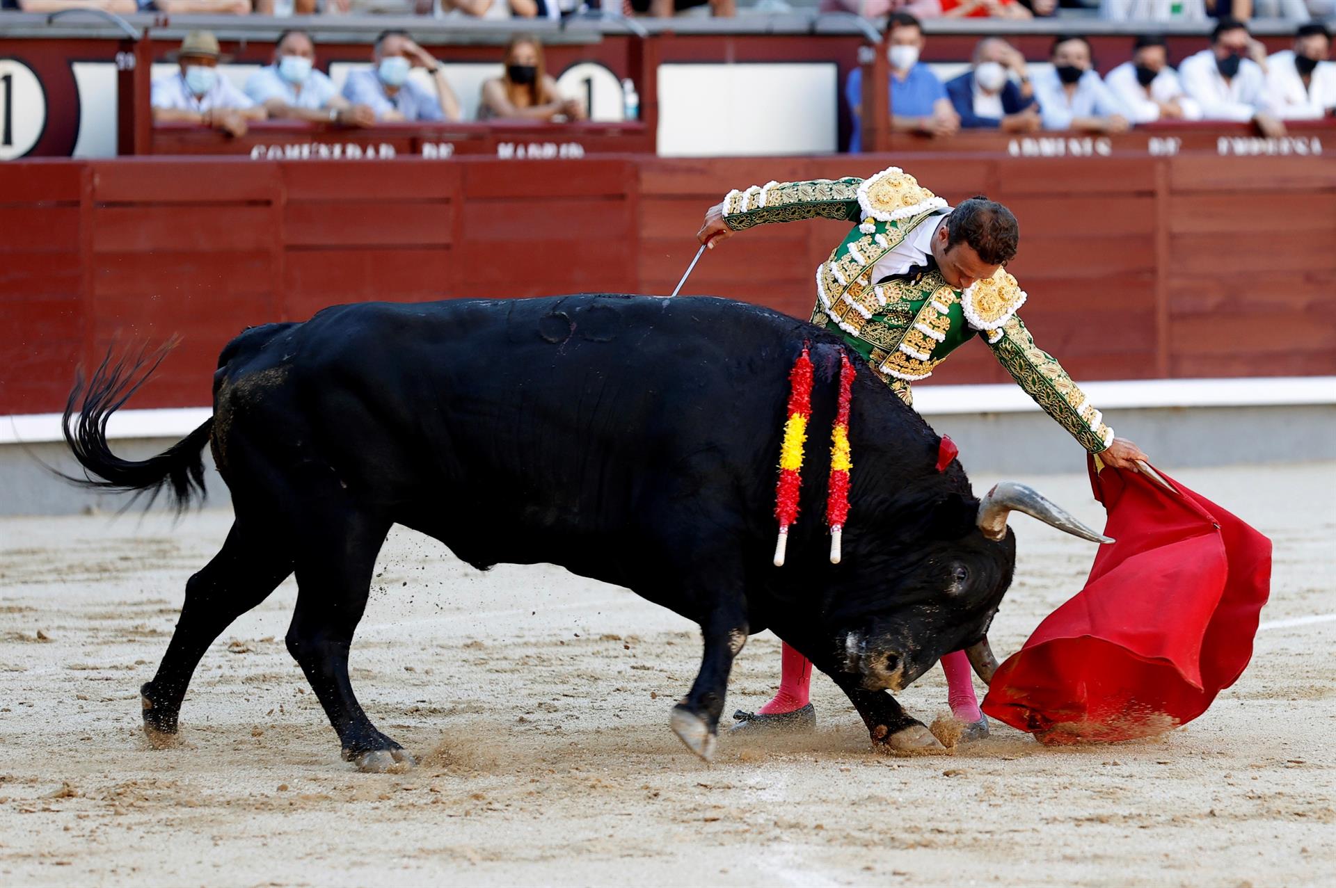 El diestro Antonio Ferrera en su faena al primero de la tarde durante la "Corrida de la cultura" que se celebra hoy Domingo en la madrileña plaza de toros de Las Ventas, en un mano a mano con Emilio de Justo lidiando reses de Victoriano del Rio.