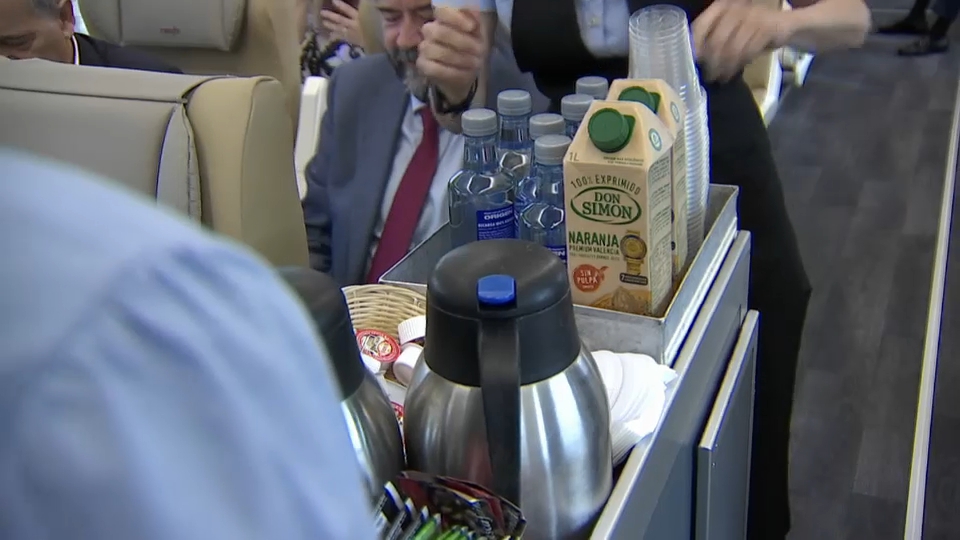 Servicio de cafetería por los pasillos del tren