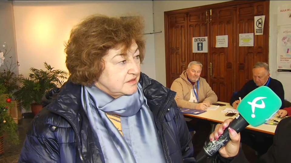 Carmen miembro de la mesa electoral en Fregenal de la Sierra