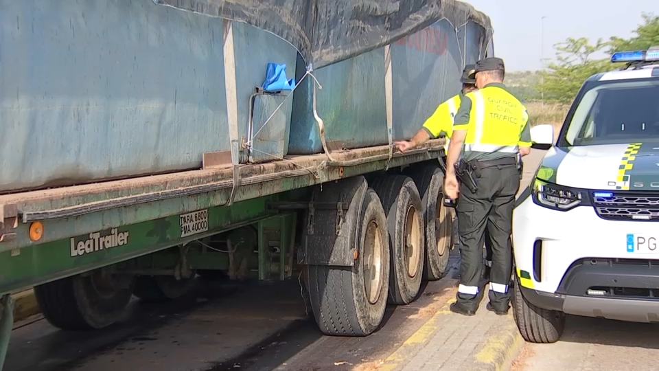 Agentes supervisando la carga 