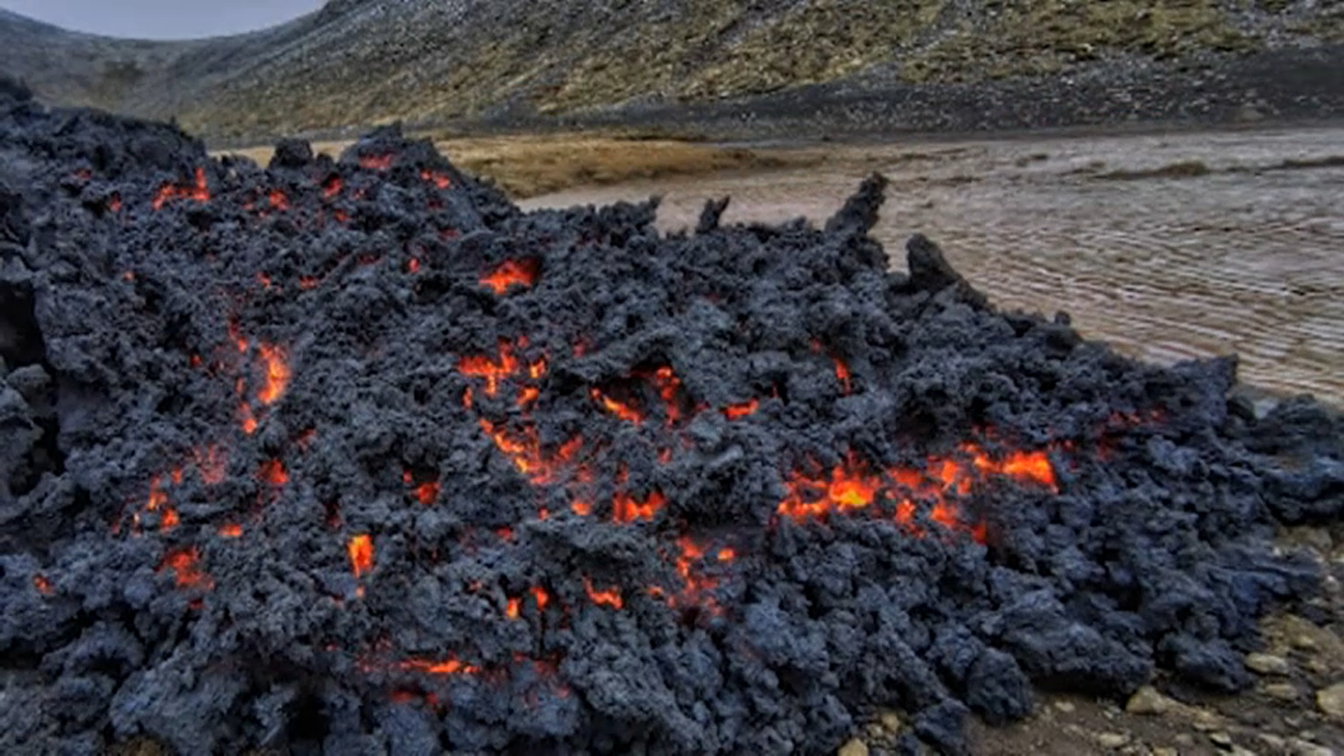 Morcilla extremeña en la boca de un volcán