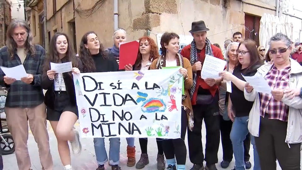 Concentración en Torre de Don Miguel contra el proyecto de mina en la comarca