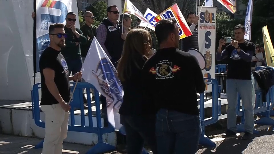 Agentes de Policía Nacional se han concentrado en Badajoz en protesta por la falta de radiopatrullas en las calles