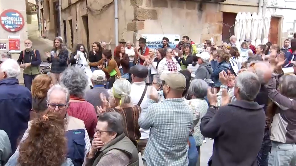 Concentración en Torre de Don Miguel contra el proyecto de mina en la comarca