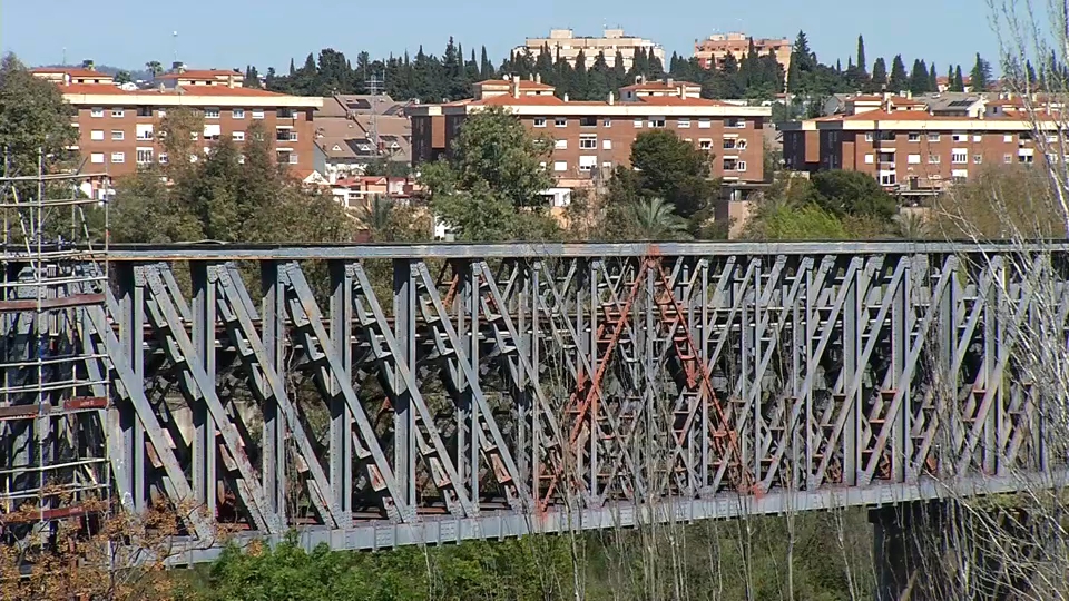 Así es la reparación y conservación del Puente de Hierro de Mérida del siglo XIX